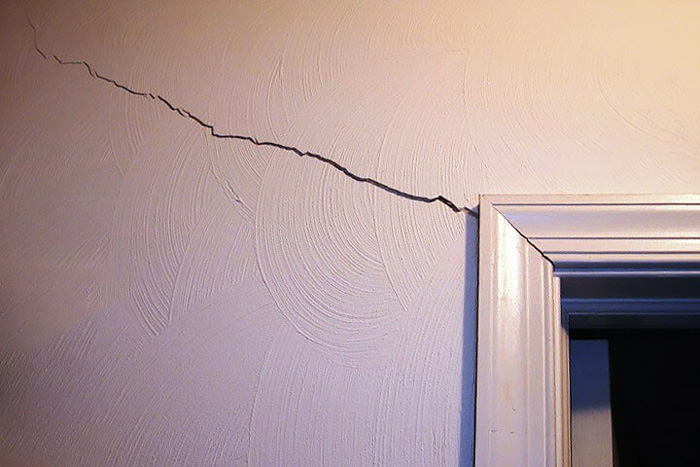 Cách khắc phục tường nhà bị nứt chân chim luôn bền đẹp